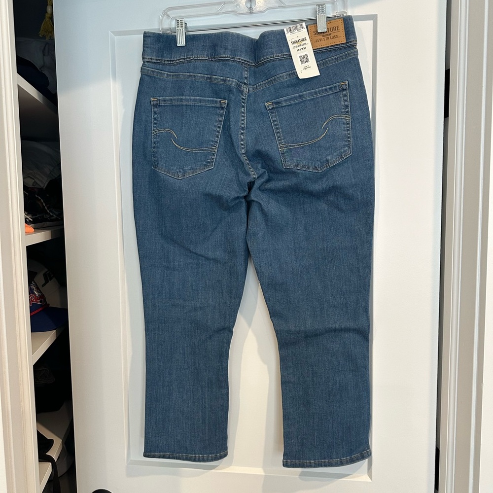 Levi’s totally shaping pull-on capri - Picture 3 of 6